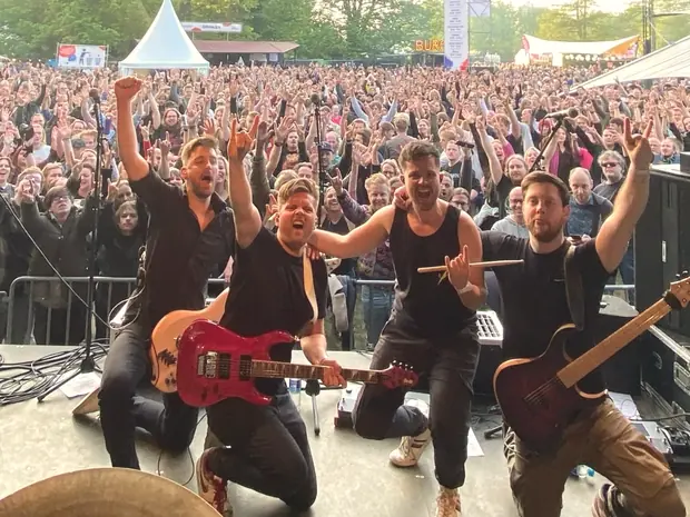 Volle festivalweide tijdens een optreden