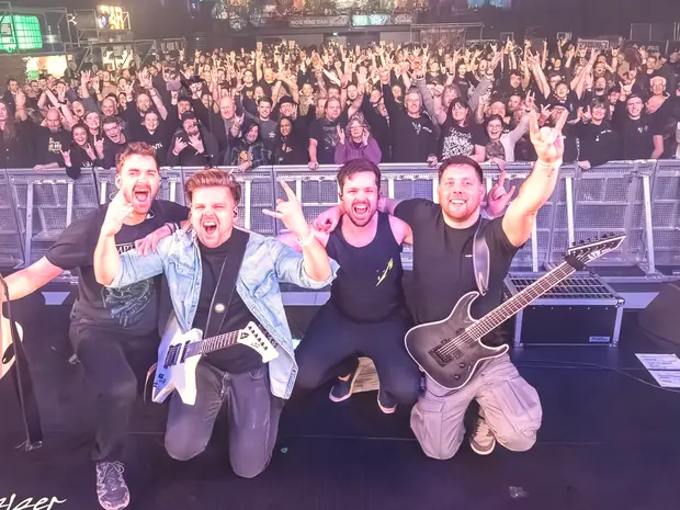 Volle zaal tijdens Raise Your Horns Hard Rock Festival