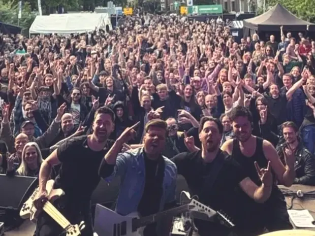 Publiek op een straatfestival tijdens een show van de band